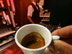 20100127 - ROMA - LIF - CERVELLO: LAVORA MEGLIO CHI FA LA PAUSA CAFFE' - Una foto di archivio mostra una tazza di caffè espresso consumata in un bar a Napoli. ANSA / CIRO FUSCO / DBA..