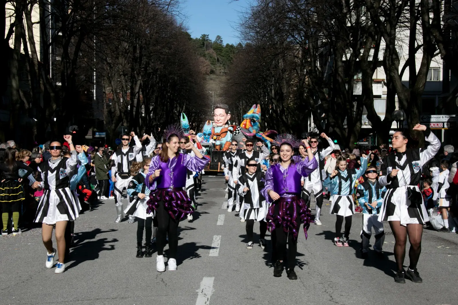 A Monfalcone è il giorno della sfilata dei carri e dei gruppi mascherati del 140° Carnevale Monfalconese della Pro Loco. Lungo le strade del centro cittadino migliaia di persone accorse da tutta la regione hanno seguito la sfilata che presenta carri bellissimi e altrettanto coreografici gruppi. A mezzogiorno un caldo sole e le temperature primaverili hanno accolto le oltre 6.000 persone, mascherate e non, che, alle 12 in punto, si sono riversate in piazza della Repubblica per assistere alla tradizionale “Cantada”. Battesimo con il pubblico delle grandi occasioni per il nuovo Sior Anzoleto Postier - interpretato da quest’anno da Franco Ongaro - che, affiancato dalla sua “sposa” Lisa Piran - studentessa di lingue e letterature straniere, finalista del Concorso Miss Italia 2023 - e dal Notaio Toio Gratariol - alias Gian Carlo Blasini - ha dato lettura al suo primo testamento. Le foto sono di Katia Bonaventura