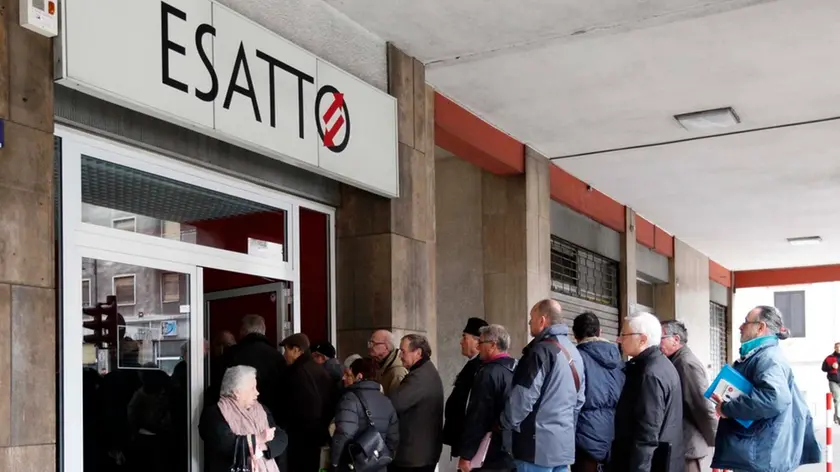 Silvano Trieste 14/12/2015 Esatto, la fila di persone in attesa