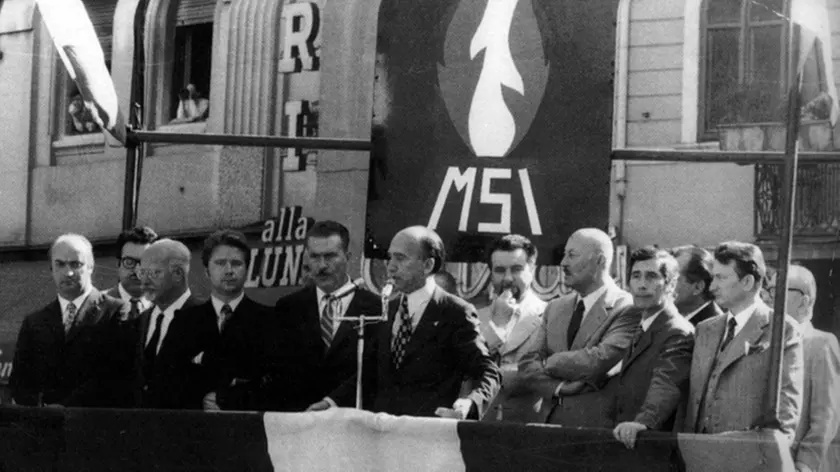 Giorgio Almirante in piazza Goldoni. Sul palco si riconosce Sergio Giacomelli (dal libro “Trieste a destra”)