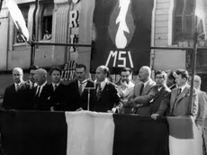 Giorgio Almirante in piazza Goldoni. Sul palco si riconosce Sergio Giacomelli (dal libro “Trieste a destra”)