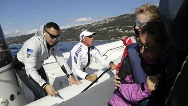 Un'azione di intimidazione, con il danneggiamento del gommone degli attivisti, sarebbe stata compiuta al termine dell'azione di protesta di Greenpeace alla Barcolana di Trieste. Lo denuncia l'associazione ambientalista, accusando un gommone di supporto dell'imbarcazione vincitrice della regata, che "ha abbordato un gommone di Greenpeace con fotografo e cameraman a bordo", e allegando alcune foto. "I membri dell'equipaggio del gommone di supporto di Esimit - prosegue la nota - hanno iniziato a lanciare oggetti verso il gommone di Greenpeace. Nel giro di pochi minuti il vero e proprio abbordaggio: una ragazza dell'equipaggio di Greenpeace è stata strattonata mentre un uomo ha infilato un coltello nel gommone, squarciandolo"..ANSA/TANJA RISTIC/UFFICIO STAMPA GREENPEACE.+++EDITORIAL USE ONLY - NO SALES+++.