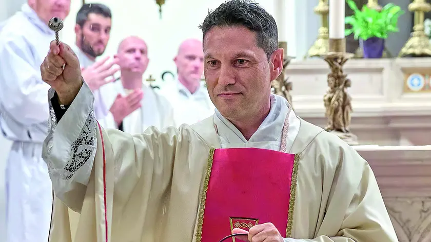 Il nuovo parroco, don Daniele Scorrano, 46 anni, salentino, della fraternità di san Carlo Borromeo (di estrazione ciellina), che sostituisce don Ettore Malnati dopo cinquant’anni. Fotoservizio di Massimo Silvano