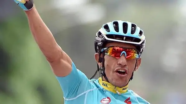 Italian rider Paolo Tiralongo of the Astana Pro Team celebrates as he crosses the finish line to win the 9th stage of 98th Giro d'Italia cycling tour over 215 km from Benevento to San Giorgio del Sannio, Italy, 17 May 2015. ANSA/DANIEL DAL ZENNARO