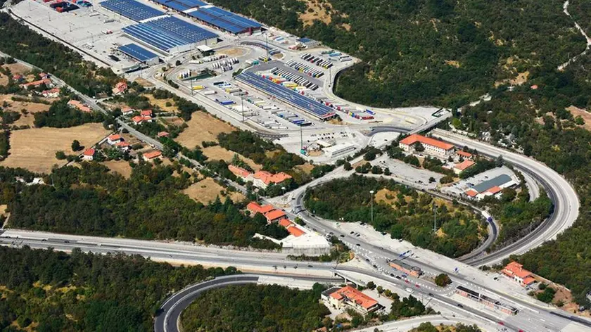 Una veduta dall’alto dell’Interporto di Fernetti e del valico italo-sloveno vicino in un’immagine di repertorio