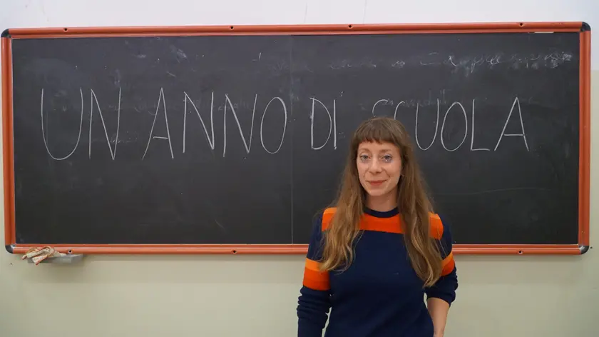 La regista Laura Samani sul set del film “Un anno di scuola” ispirato al romanzo di Giani Stuparich