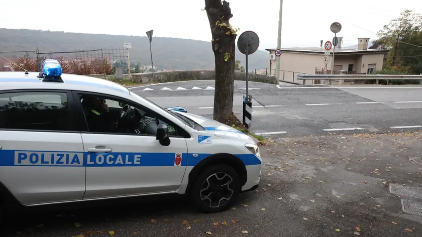 La polizia locale all'incrocio in cui è avvenuto l'incidente (Lasorte)