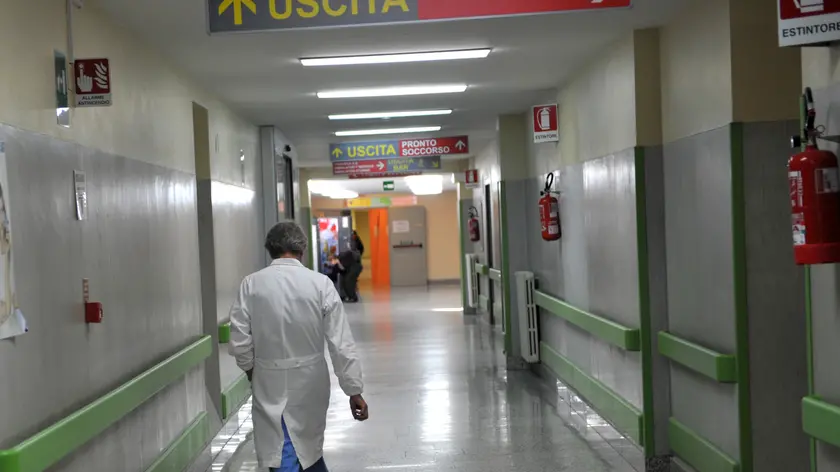 Un medico in ospedale in una foto d'archivio