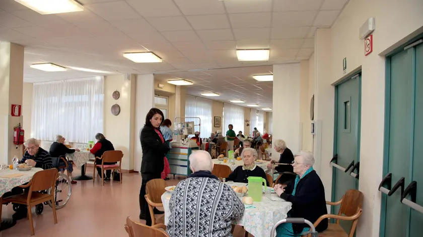 L'assessore alle Politiche sociali Laura Famulari durante un sopralluogo a Casa Serena nel 2012