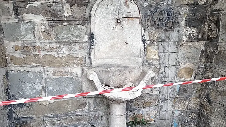 La fontana di largo Canal danneggiata la notte di Capodanno