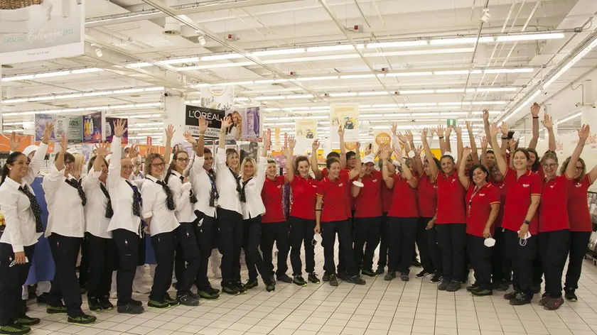 Il saluto ai clienti dei dipendenti dello spazio Conad di Ronchi all’inaugurazione Foto Bonaventura