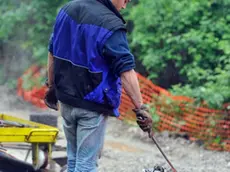 Foto Bruni 28.04.14 Tram Opicina:continuano i lavori nonostante la pioggia-quasi terminati i nuovi binari fino a via Commerciale (la fusione delle giunture)