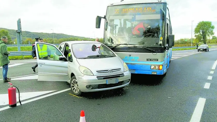 Bumbaca Gorizia 07_11_2019 Mainizza incidente Citroen Picasso vs pullman APT © Foto Pierluigi Bumbaca