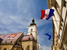 Bandiere sul palazzo del Parlamento croato a Zagabria di fronte alla chiesa di San Marco