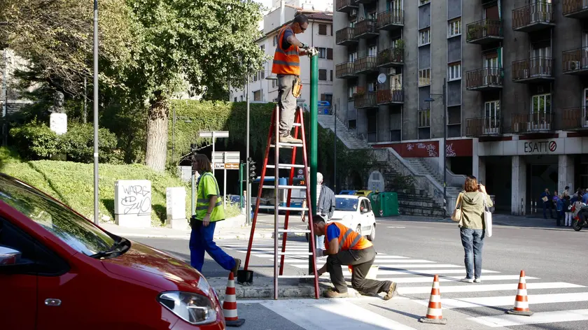 Tecnici al lavoro in piazza Sansovino (Silvano)