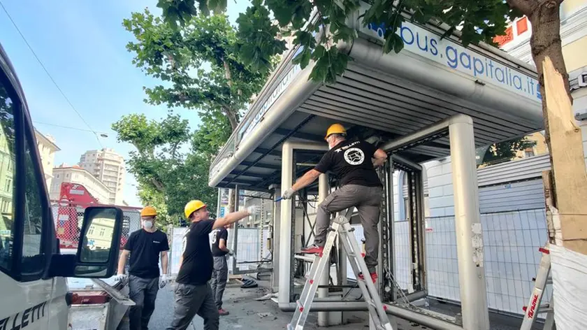 I lavori per la demolizione della storica Luminosa di Trieste. Foto Lasorte