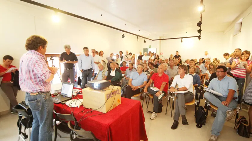 Il consigliere Maurizio Rozza mentre presiede l'assemblea