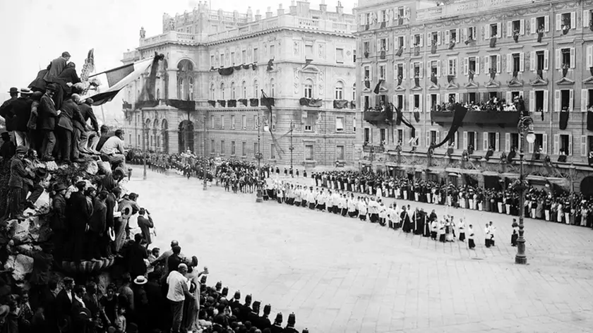 La folla saluta l'arrivo a Trieste dei feretri di Francesco Ferdinando e di sua moglie Sofia il 2 luglio 1914