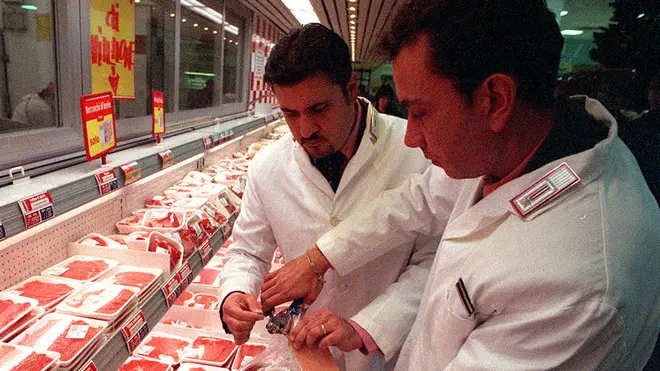 Carabinieri dei Nas esegue controlli sulle carni bovine stamani in un supermercato di Roma. ANSA/MARIO DE RENZIS