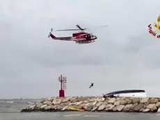 Il fermo immagine, tratto da un video pubblicato sulla pagina twitter dei Vigili del fuoco, mostra le operazioni di soccorso dopo che una barca a vela si è schiantata contro la diga foranea del porto a Rimini, 18 aprile 2017. TWITTER VIGILI DEL FUOCO +++ ATTENZIONE LA FOTO NON PUO' ESSERE PUBBLICATA O RIPRODOTTA SENZA L'AUTORIZZAZIONE DELLA FONTE DI ORIGINE CUI SI RINVIA +++