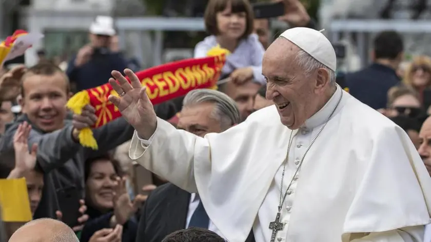 epa07552994 Faithful welcome Pope Francis in 'Square Macedonia' in Skopje, North Macedonia, 07 May 2019. Pope Francis is visiting North Macedonia on 07 May 2019 his 29th Apostolic Journey abroad. EPA/VALDRIN XHEMAJ