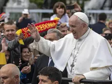 epa07552994 Faithful welcome Pope Francis in 'Square Macedonia' in Skopje, North Macedonia, 07 May 2019. Pope Francis is visiting North Macedonia on 07 May 2019 his 29th Apostolic Journey abroad. EPA/VALDRIN XHEMAJ