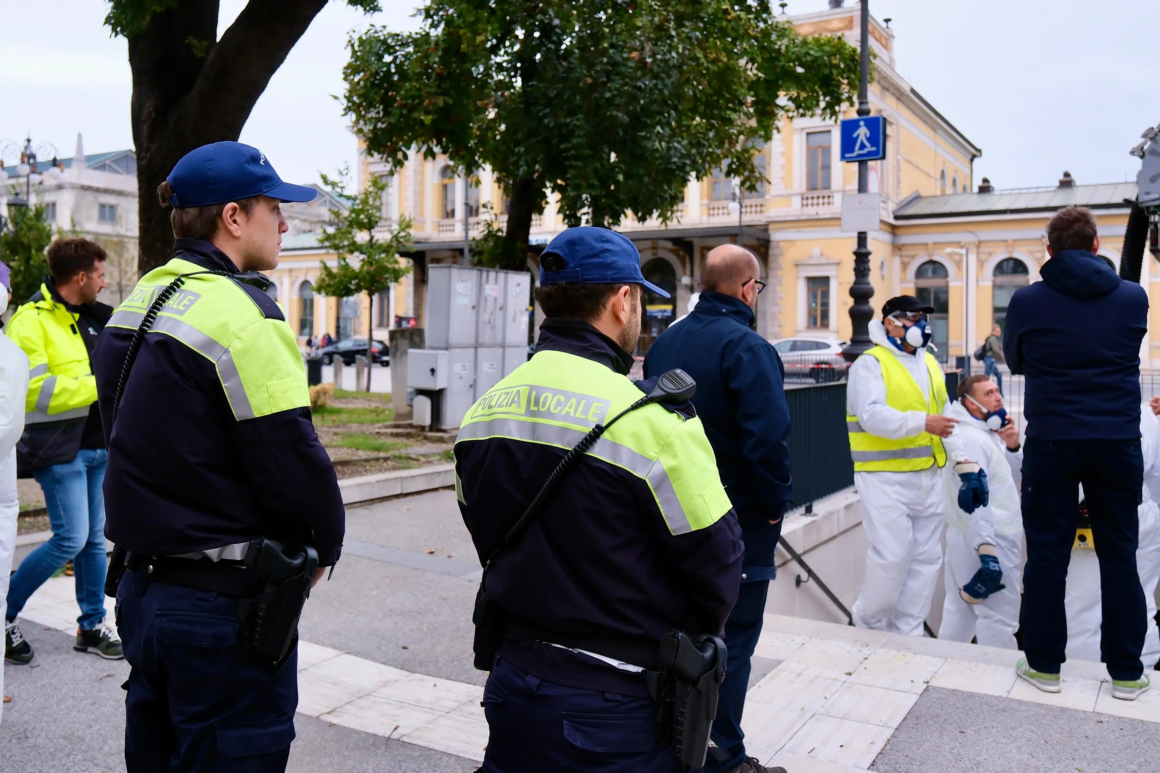 Ultima fase delle operazioni di pulizia straordinaria del sottopasso che collega piazza della Libertà alla Stazione ferroviaria , chiuso ormai da mesi. All'interno erano stati gettati rifiuti di ogni tipo. L'ingresso, oramai sbarrato, era ridotto a una latrina. Così questa mattina, venerdì 13 settembre, il personale della Its Ecologia - che comunque ogni mattina interviene per ripulire l'intera area - ha svuotato il passaggio e poi pulito le superfici. Il Comune valuta una chiusura più efficace degli ingressi. Foto di Massimo Silvano.