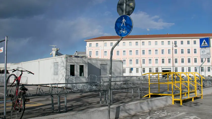 Il piazzale di Panzano con transenne e scalette gialle (Bonaventura)