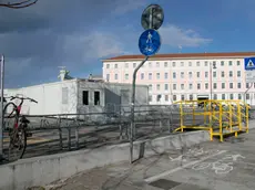 Il piazzale di Panzano con transenne e scalette gialle (Bonaventura)