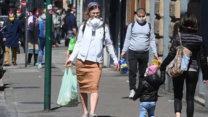 Foto BRUNI Trieste 15.04.2020 Emergenza Corona virus: gente con mascherine e code in varie zone cittadine