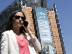 epa06027793 A giant placard on European commission headquarters announces the end of mobile phone roaming fees in Brussels, Belgium, 14 June 2017. Mobile roaming charges across the EU are to finally end the latest on 15 June 2017. EPA/OLIVIER HOSLET