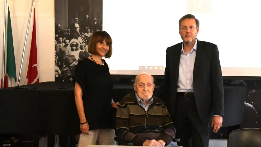 Il fotografo Ugo Borsatti a Palazzo Gopcevich tra Claudia Colecchia e Stefano Bianchi, foto di Francesco Bruni