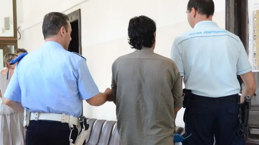 L’afghano scortato dagli agenti di polizia penitenziaria in tribunale