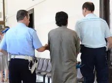 L’afghano scortato dagli agenti di polizia penitenziaria in tribunale