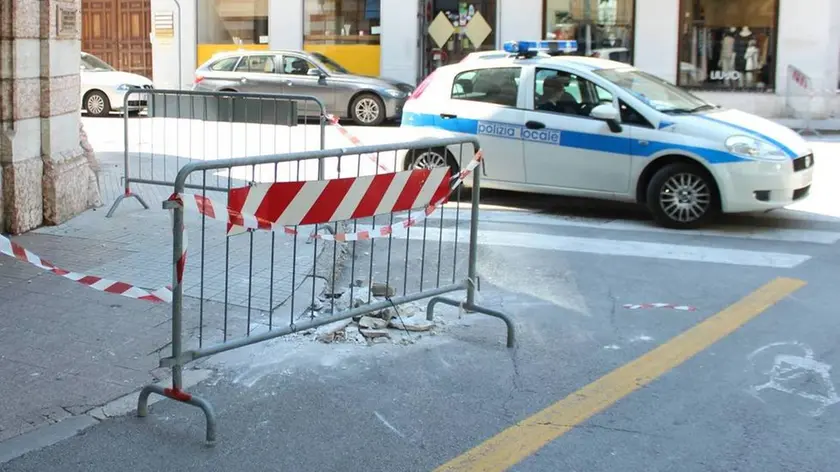 Bumbaca Gorizia 07.05.2016 Cornicione caduto casa del Mutilato © Fotografia di Pierluigi Bumbaca