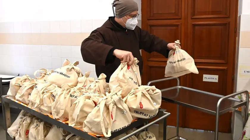 Foto BRUNI Trieste 04.04..2021 Frati di Montuzza-consegna pacchi agli indigenti