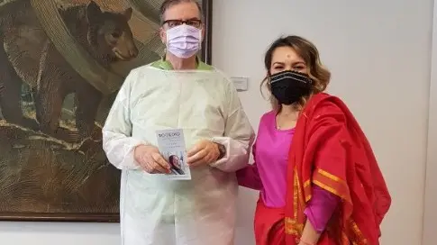 La conduttrice di Striscia la Notizia Rajae Bezzas con il dottor Paolo Paoli