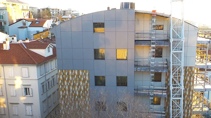 Lasorte Trieste 08/03/15 - Via Giustinelli, Gru appoggiata a casa in costruzuione