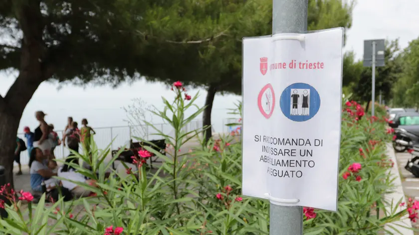 Lasorte Trieste 11/07/19 - Barcola, Viale Miramare, Cartelli Raccomandazione Abbigliamento Adeguato