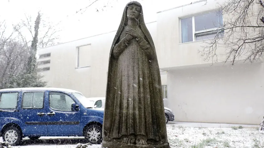 Lasorte Trieste 02/02/18 - Opicina, Villaggio del Fanciullo, Statua Madonna e Targa