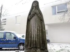 Lasorte Trieste 02/02/18 - Opicina, Villaggio del Fanciullo, Statua Madonna e Targa