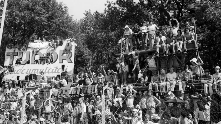 08 Sep 1974, Monza, Italy --- The tifosi destroy the advertising hoardings to get a view of the circuit. Italian Grand Prix, Rd13, Monza, Italy, 8 September 1974. --- Image by © Phipps/Sutton Images/Corbis
