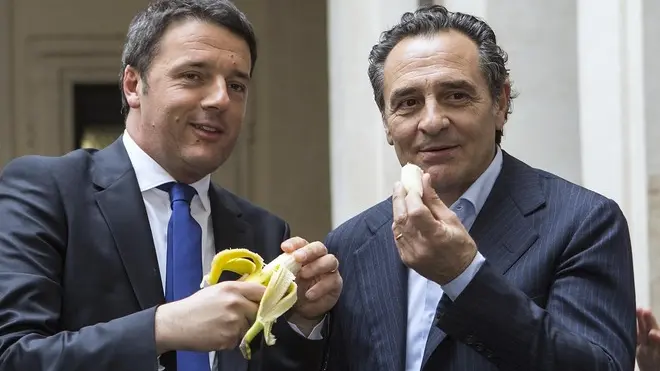 Foto Roberto Monaldo / LaPresse.28-04-2014 Roma.Politica.Palazzo Chigi - Il Presidente del Consiglio Matteo Renzi incontra la Nazionale di calcio a 5 Campione d'Europa.Nella foto Matteo Renzi e Cesare Prandelli mangiano una banana in solidarietà del calciatore Dani Alves del Barcellona..Photo Roberto Monaldo / LaPresse.28-04-2014 Rome (Italy).Prime Minister Matteo Renzi meets whit the National team of soccer 5 Champion of Europe.In the photo Matteo Renzi and Cesare Prandelli eat a banana in the solidarity of the player Dani Alves.