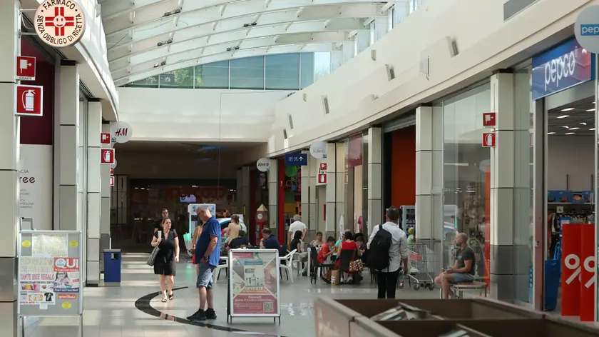 L'interno del centro commerciale Montedoro (fotoservizio di Andrea Lasorte)