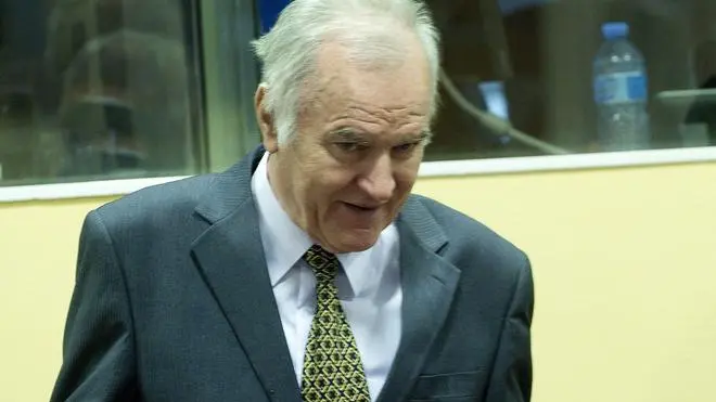 Il serbo bosniaco generale Ratko Mladic di fronte alla Corte dell'Aja per rispondere di crimini di guerra, fra cui il massacro di Srebrenica, il 6 maggio 2012. ANSA/TOUSSAINT KLUITERS / POOL