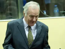 Il serbo bosniaco generale Ratko Mladic di fronte alla Corte dell'Aja per rispondere di crimini di guerra, fra cui il massacro di Srebrenica, il 6 maggio 2012. ANSA/TOUSSAINT KLUITERS / POOL