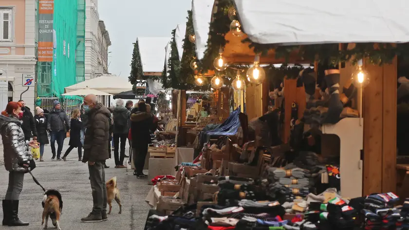 Un’immagine d’archivio dei tradizionali mercatini di Natale in centro città