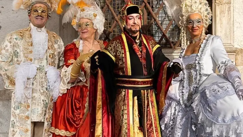 Costumi veneziani attesi alla sfilata di Re Carnival questo sabato