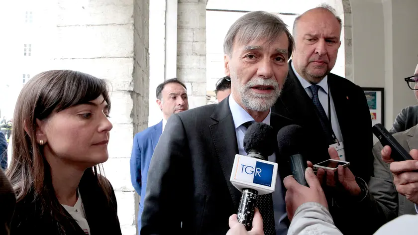 Il ministro Delrio entra al Verdi assieme a Debora Serracchiani (foto Bruni)