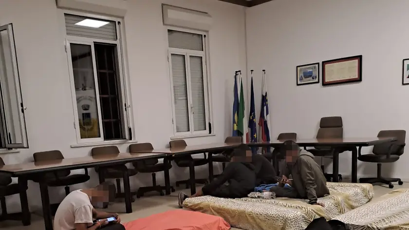 I ragazzi accolti per la notte nell’aula del Consiglio comunale di Monrupino